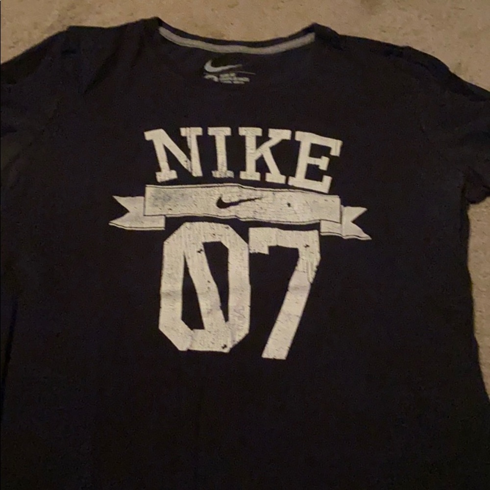 Like new Sz medium navy blue Women’s Nike tee